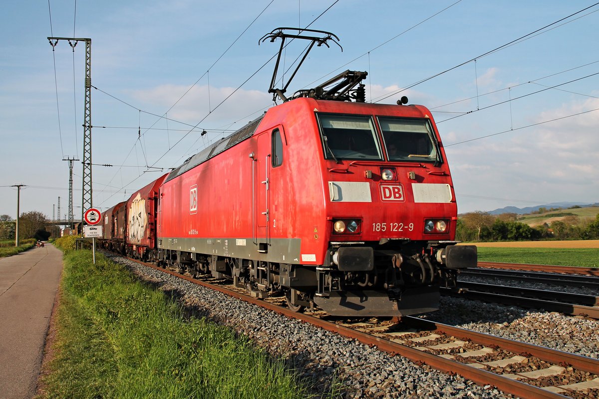 Einfahrt am 04.05.2016 von der 185 122-9 mit einem gemischten Güterzug (Mannheim Rbf - Chiasso) auf das Überholgleis in Müllheim (Baden), um dort vom Fernverkehr überholt zu werden.
