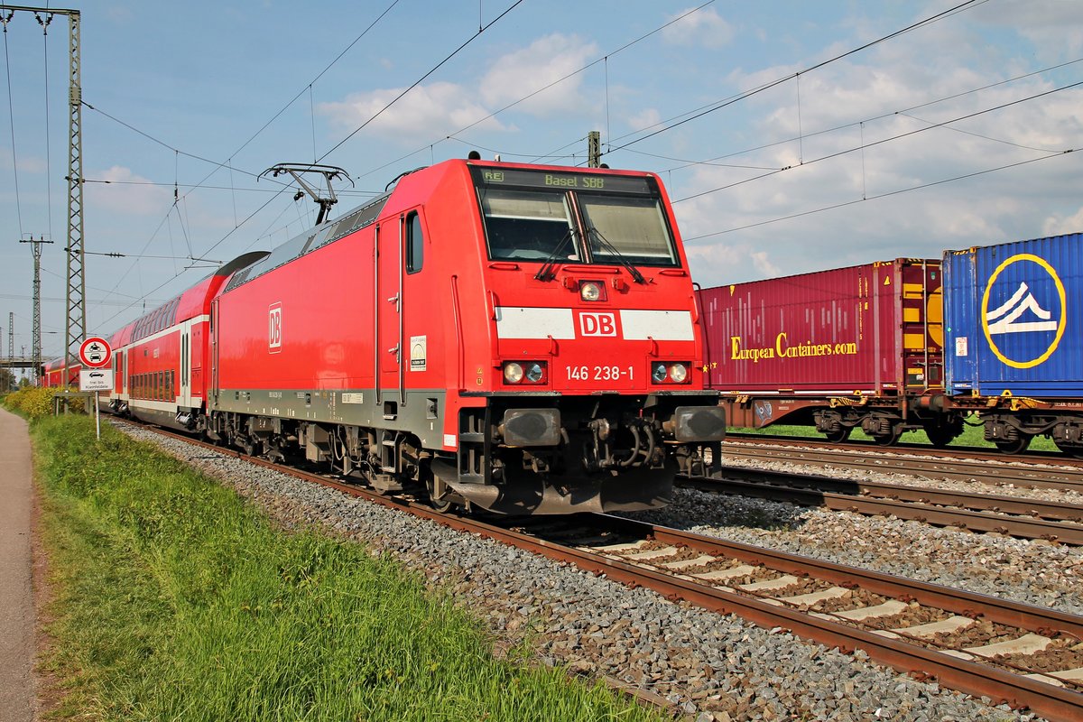 Einfahrt am 04.05.2016 von der Freiburger 146 238-1 mit ihrem RE (Offenburg - Basel SBB) außerplanmäßig über das Überholgleis in Richtung Gleis 5 in Müllheim (Baden).