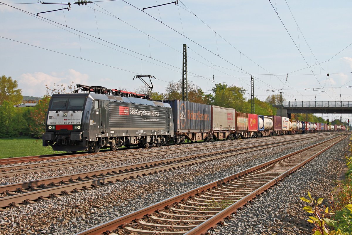 Einfahrt am 04.05.2016 von MRCE/SBBCI ES 64 F4-082 (189 982-2)  SBB Cargo International  mit einem Containerzug nach Holland auf das Überholgleis gen Norden in Müllheim (Baden), um von einem ICE überholt zu werden.
