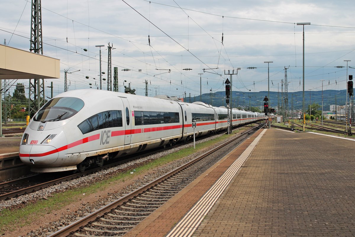 Einfahrt am 04.08.2015 von 403 002-9  Hansestadt Lübeck  als ICE 504 (Basel SBB - Köln Hbf) zusammen mit 406 507-4 (4607)  Hannover  als ICE 104 (Basel SBB - Amsterdam Centraal) in Basel Bad Bf auf Gleis 4.