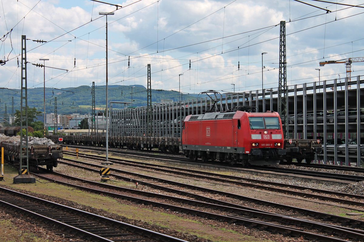 Einfahrt am 09.07.2015 von 185 080-9 als Lokzug in Basel Bad Bf, nachdem sie einen Güterzug in die den Schweizer Rangierbahnhof Muttenz gebracht hatte.