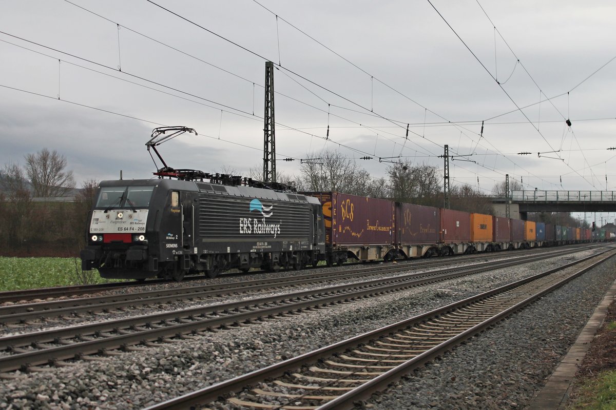 Einfahrt am 11.12.2016 von MRCE/ERSR ES 64 F4-208 (189 208-2)  ERS Railways  mit ihrem Containerzug (Melzo - Rotterdam Waalhaven) auf das Überholgleis in Müllheim (baden) in Richtung Frteiburg (Breisgau), um von dem Fernverkehr überholt zu werden.