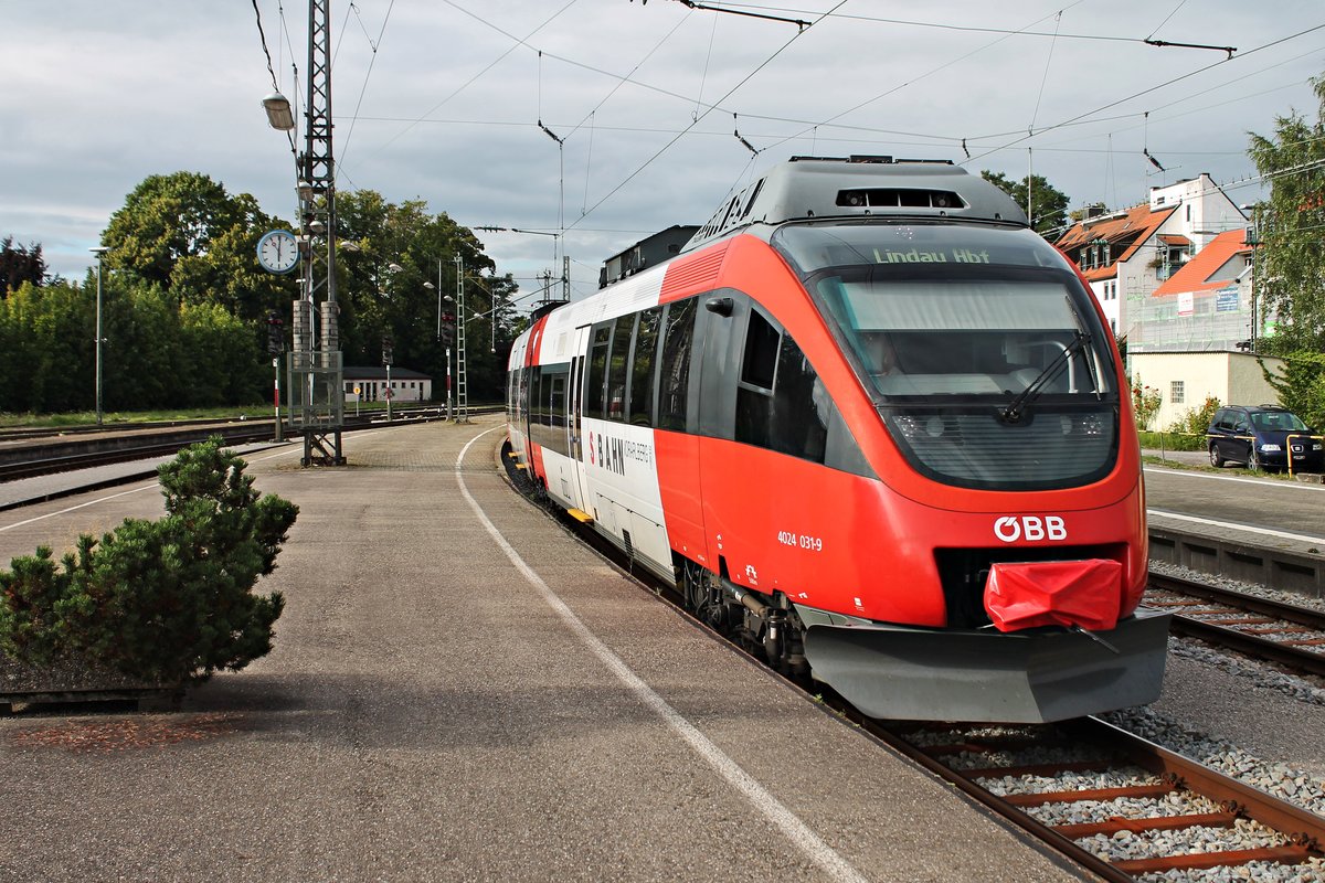 Einfahrt am 12.08.2016 von ÖBB 4024 031-9 als S1 (Bludenz - Lindau Hbf) in den Zielbahnhof.