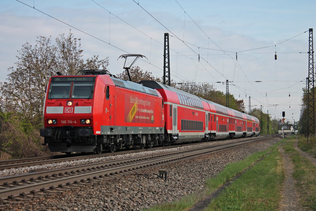 Einfahrt am 13.04.2017 von 146 114-4  Baden Württemberg erfahren  mit ihrem RE (Offenburg - Basel Bad Bf) in den Bahnhof von Heitersheim.