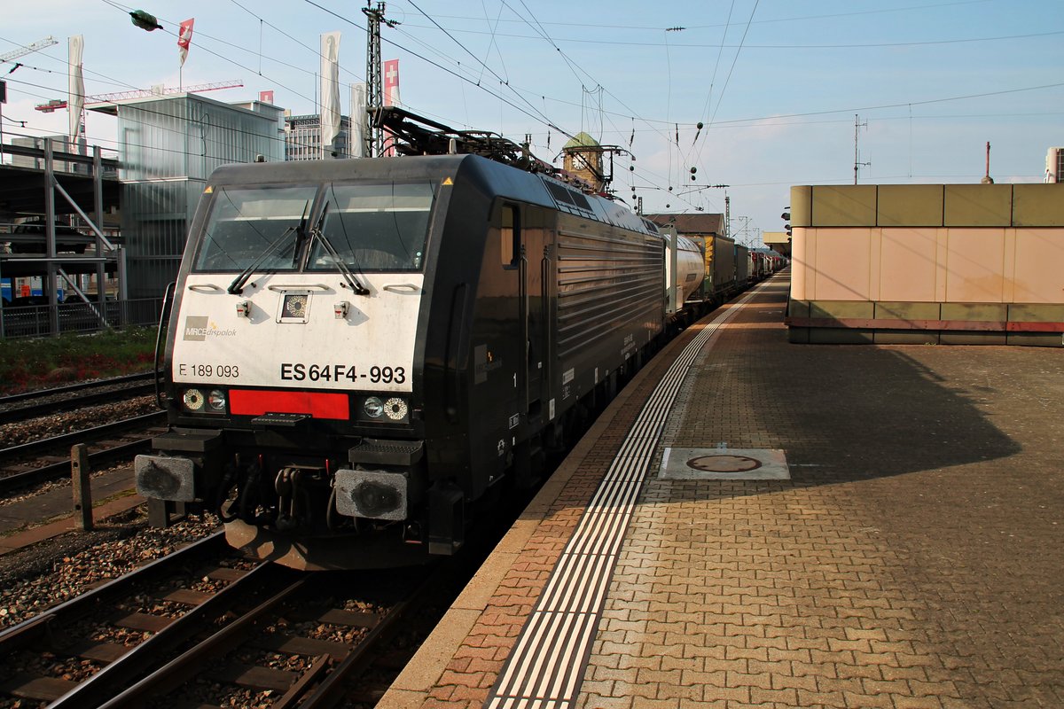 Einfahrt am 13.10.2015 von MRCE/SBB Cargo ES 64 F4-993 (189 093-8) mit einem Containerzug auf Gleis 2 in Basel Bad Bf, um dort eine Überholung eines ICE 1 abzuwarten.
