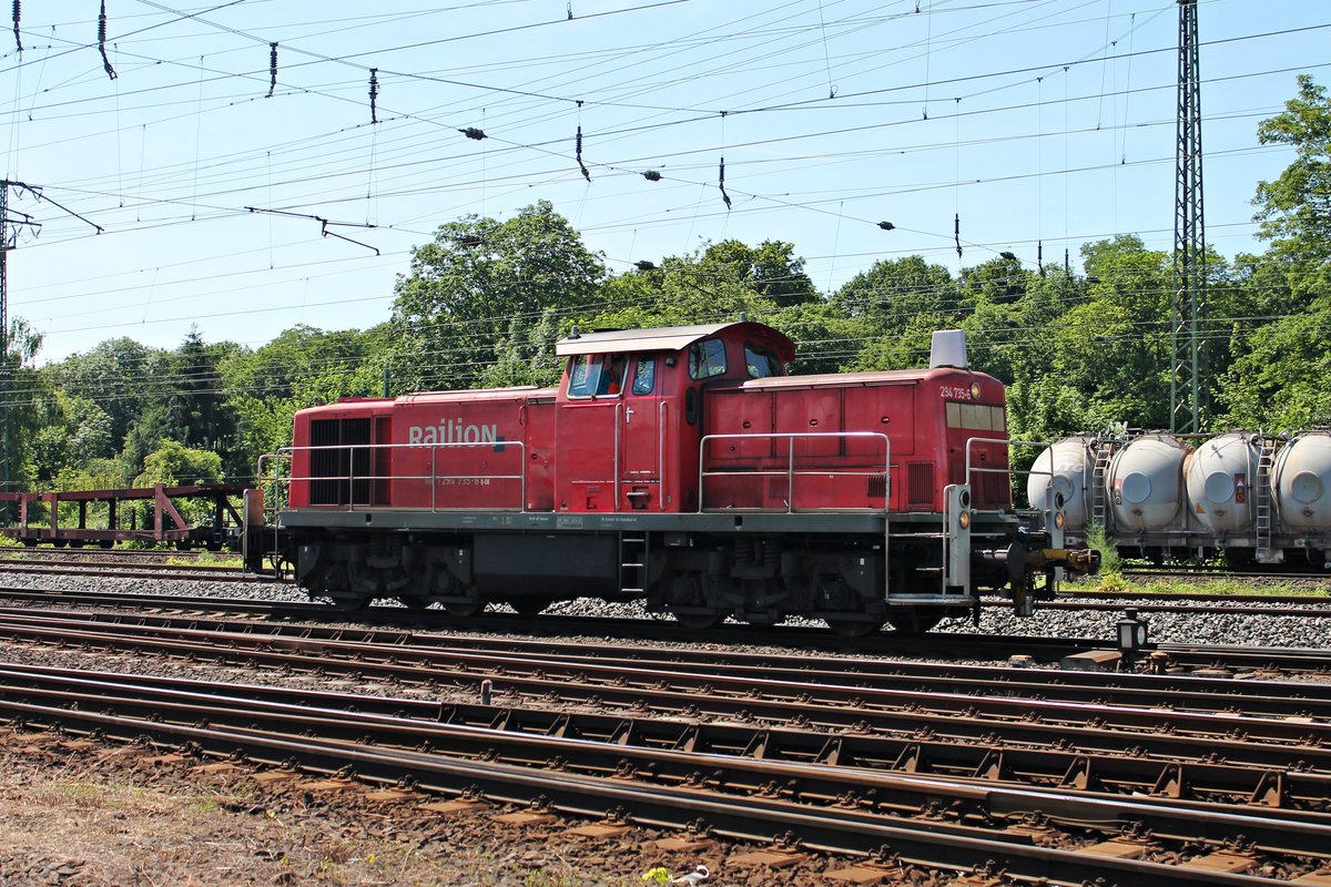 Einfahrt am 14.06.2015 von 294 735-6 in den Ragierbahnhof von Koblenz Lützel.