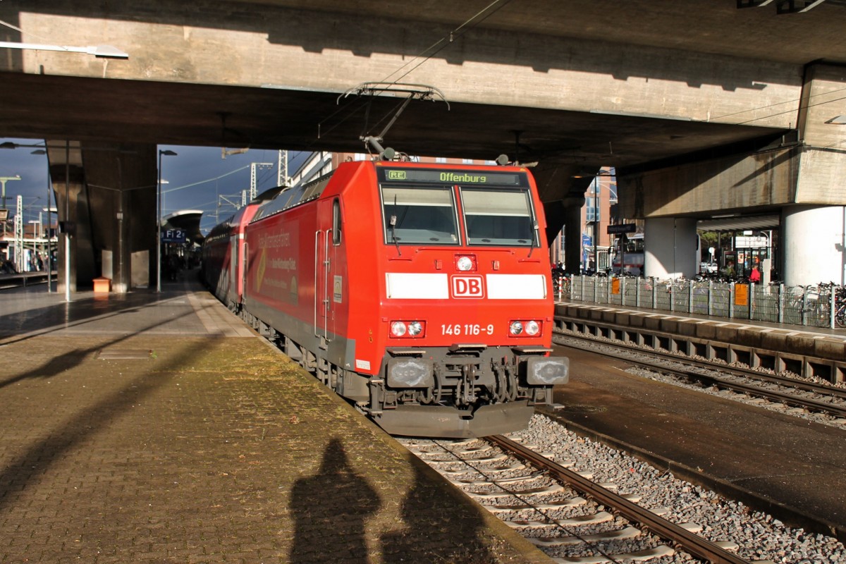 Einfahrt am 14.12.2013 in der Abendsonne von 146 116-9  Baden-Württemberg erfahren  mit einem RE nach Offenburg in Freiburg (Brsg) Hbf.
