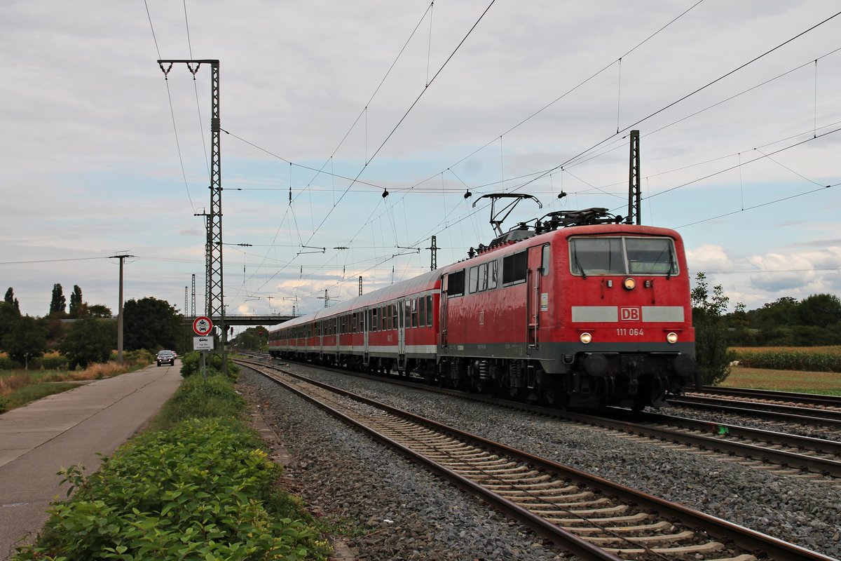 Einfahrt am 16.09.2016 von 111 064 mit ihrer RB (Offenburg - Müllheim (Baden)) in ihren Zielbahnhof.
