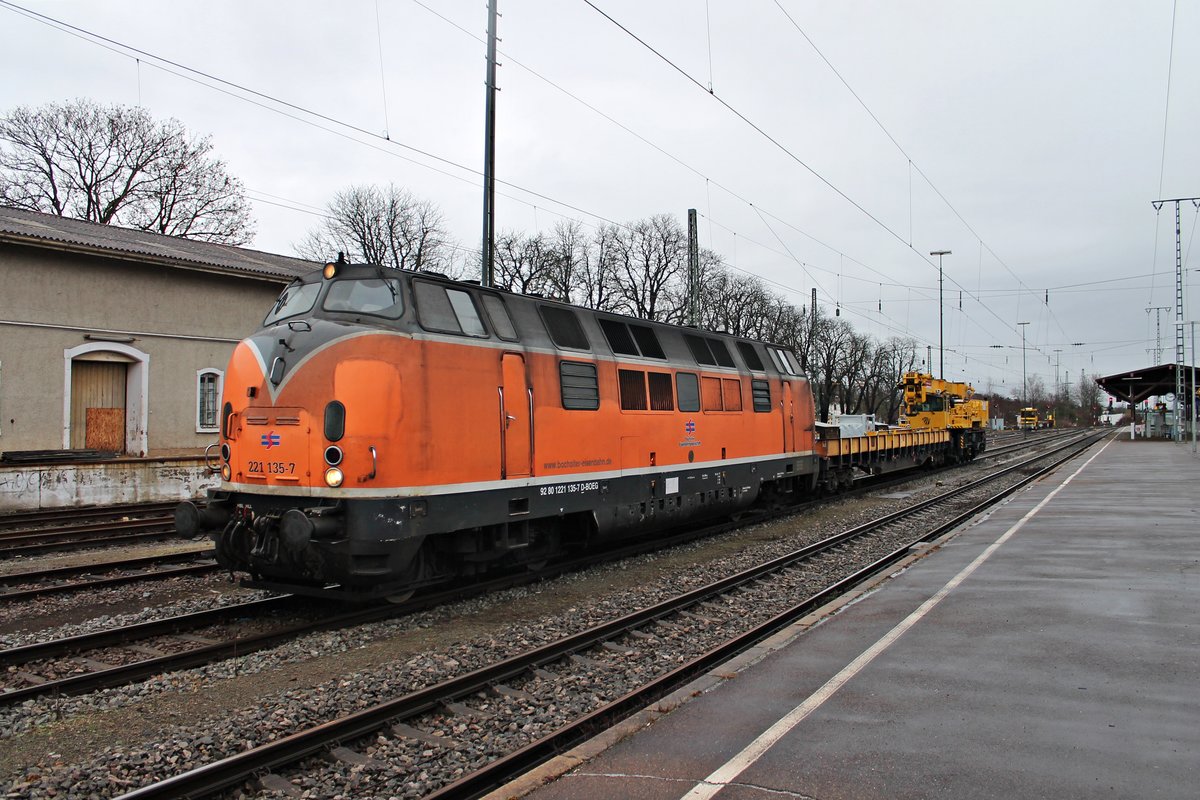 Einfahrt am 17.01.2015 von der BEG 221 135-7 mit einem Schwerlastkran von der Bahnbau Gruppe in Müllheim (Baden).