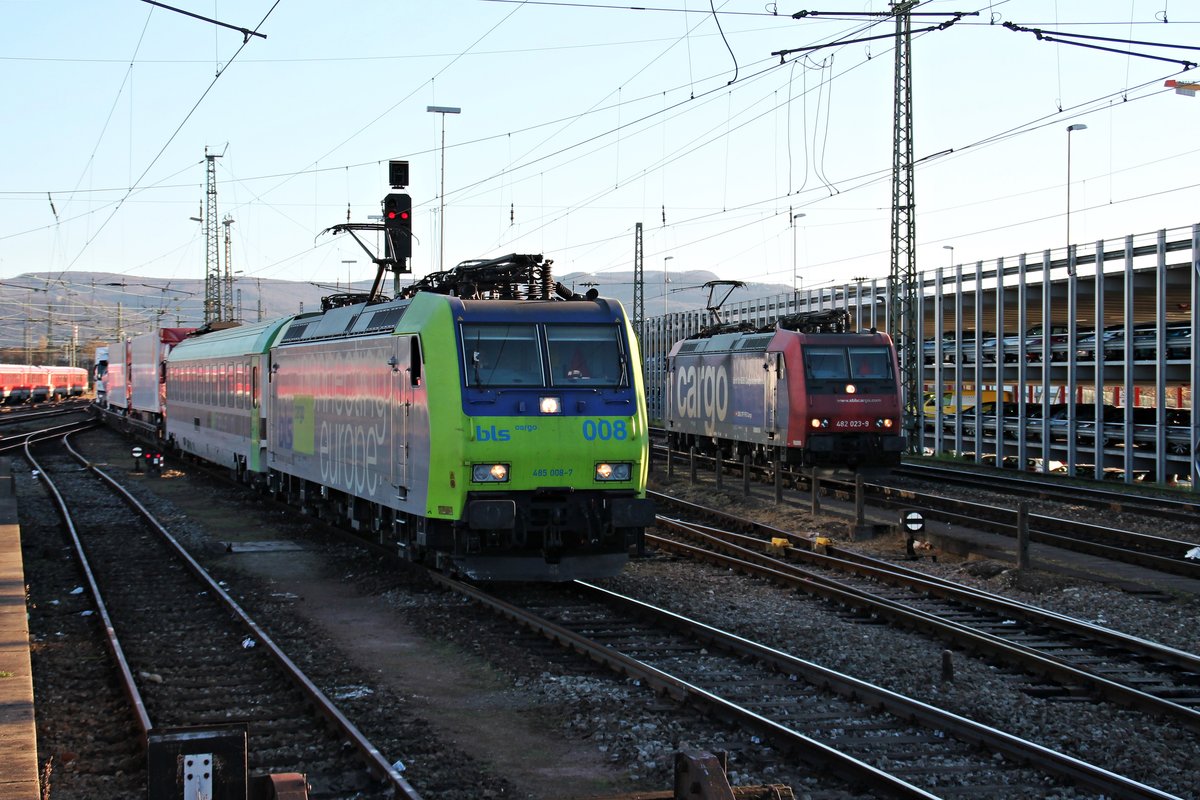 Einfahrt am 18.11.2015 von Re 485 008-7 mit einer RoLa (Novara - Freiburg (Brsg) Rbf) auf Gleis 2 in den Badischen Bahnhof von Basel, als Re 482 023-9  fährt für SBB Cargo International  auf ihre Weiterfahrt als Lz nach Basel Bad Rbf über Gleis 1 wartete.