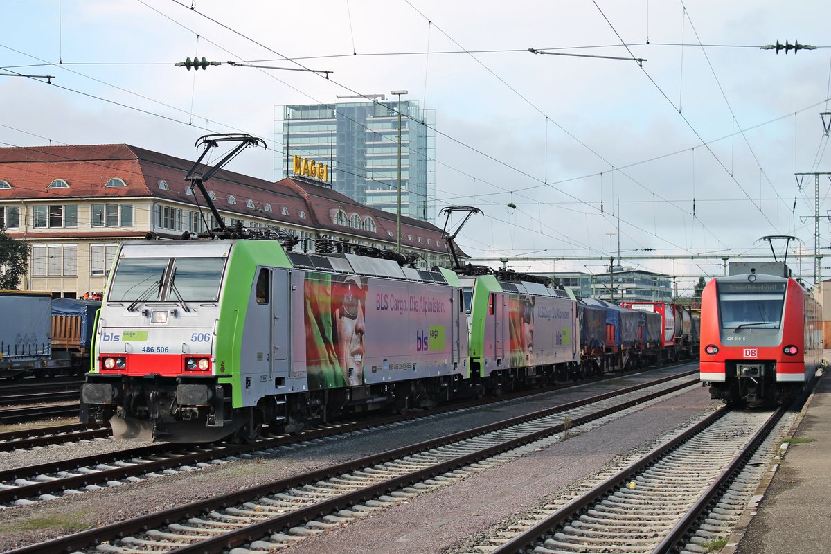 Einfahrt am 20.09.2017 von Re 486 506 zusammen mit Re 486 503 und einem Containerzug in den Bahnhof von Singen (Hohentwiel), als am Stumpfgleis nebenan der 426 010-5 auf seinen nächsten Einsatz wartete.