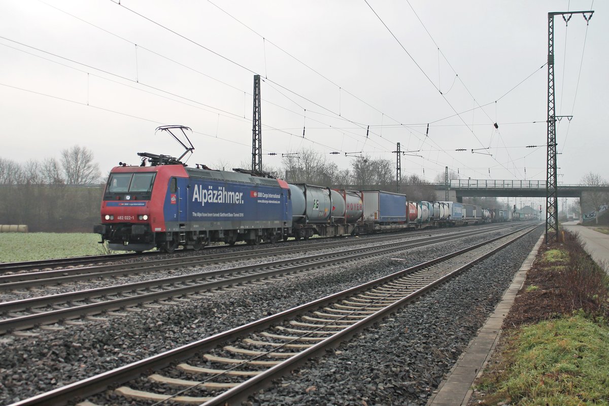 Einfahrt am 20.12.2016 von Re 482 022-1  Alpäzähmer  mit ihrem KLV auf das Überholgleis in Müllheim (Baden) in Richutng Freiburg (Breisgau).