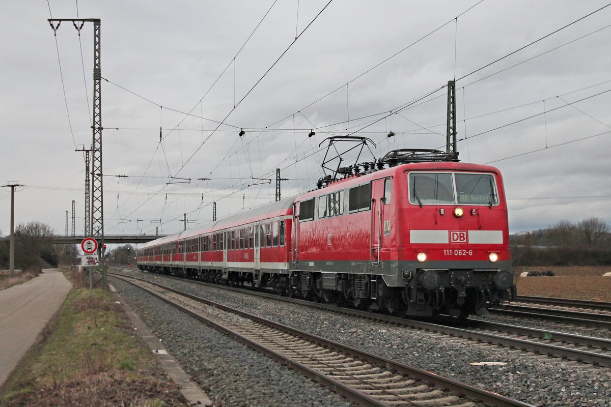 Einfahrt am 21.02.2017 von der Freibruger 111 062-6  Neuenburg am Rhein  mit ihrer RB (Freiburg (Brsg) Hbf - Neuenburg (Baden)) in den Bahnhof von Müllheim (Baden), wo sie ihren vorletzten Zwischenstop einlegen wird.