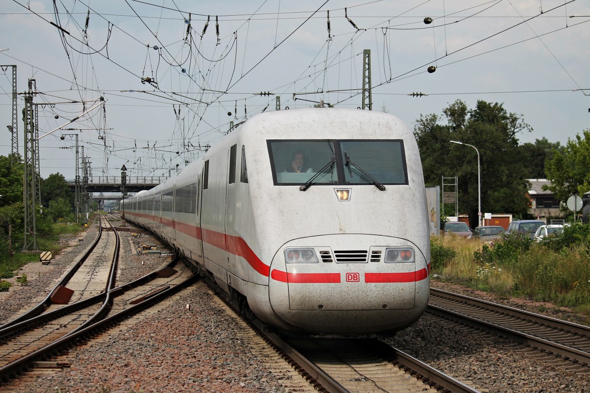 Einfahrt am 23.07.2014 vom defekten und abgebügelten 401 084-9  Bruchsal  in Müllheim (Baden).