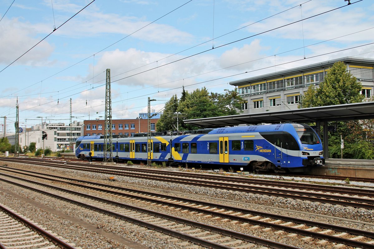 Einfahrt am 25.08.2015 von Alpha Trains/BOB ET 351 (1427 001-1/1427 501-0) als M (München Hbf - Deisenhofen) in München Heimeranplatz.