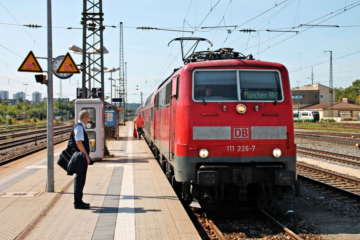 Einfahrt am 26.08.2015 von 111 226-7 mit ihrem RE (Nürnberg Hbf - Regensburg Hbf) auf Gleis 109 in den Zielbahnhof.