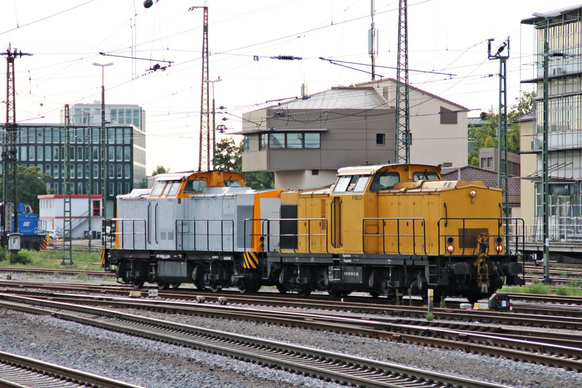 Einfahrt am 27.08.2015 von SGL V180.13 (203 158-1) zusammen mit der frisch lackierten SGL V180.07 (203 001-3) als Lokzug in den Hauptbahnhof von Regensburg.
