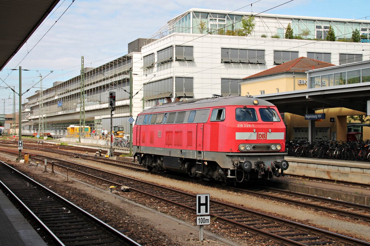 Einfahrt am 28.08.2015 von DB Fahrwegdinste 218 249-1 als Lokzug auf Gleis 2 vom Hauptbahnhof in Regensburg gen Süden.