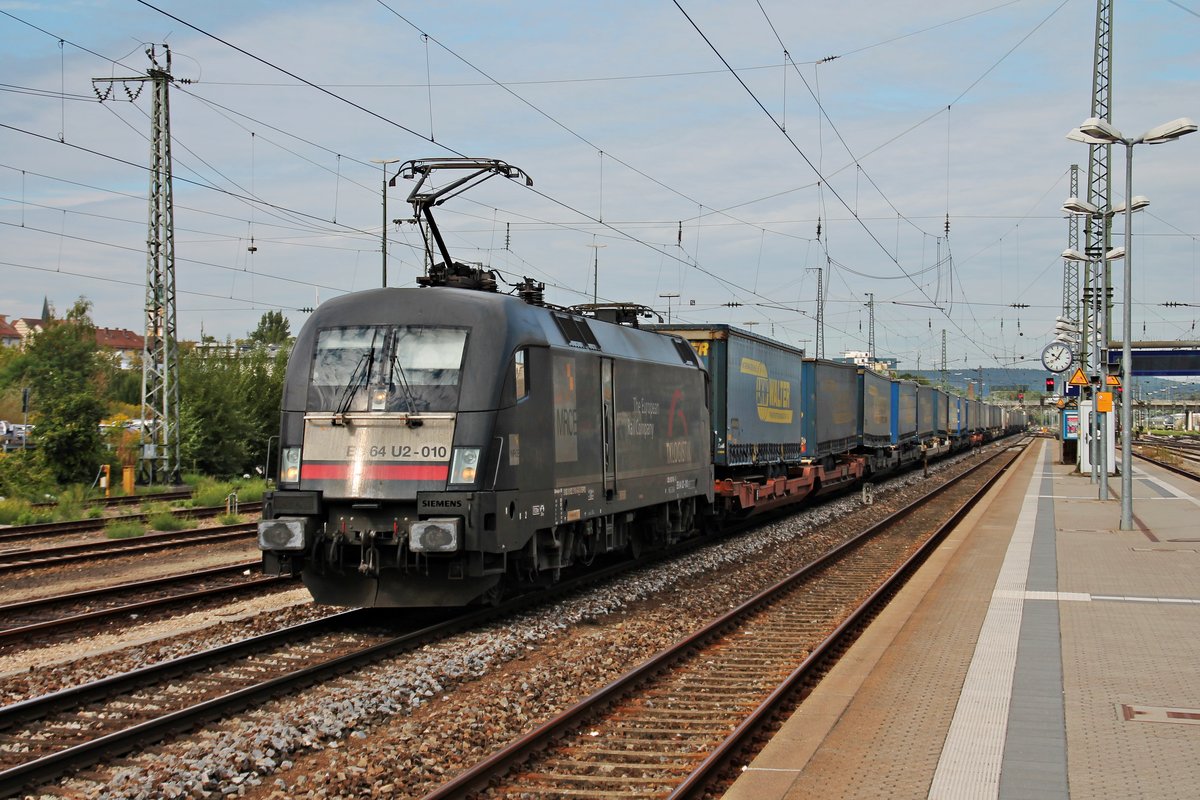 Einfahrt am 28.08.2015 von MRCE/TXL ES 64 U2-010 (182 510-8)  TX Logistik AG  mit einem  LKW Walter -KLV in Regensburg Hbf in Richtung Süden.