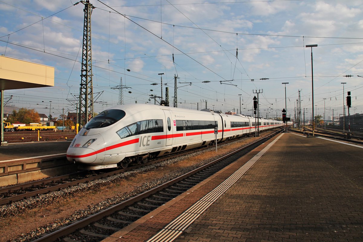 Einfahrt am 28.10.2015 von 406 083-6 (4683)  Limburg an der Lahn  als ICE 504 (Basel SBB - Köln Hbf) zusammen mit 406 007-5 (4607)  Hannover  als ICE 104 (Basel SBB - Amsterdam CS) in den Badischen bahnhof von Basel auf Gleis 4.