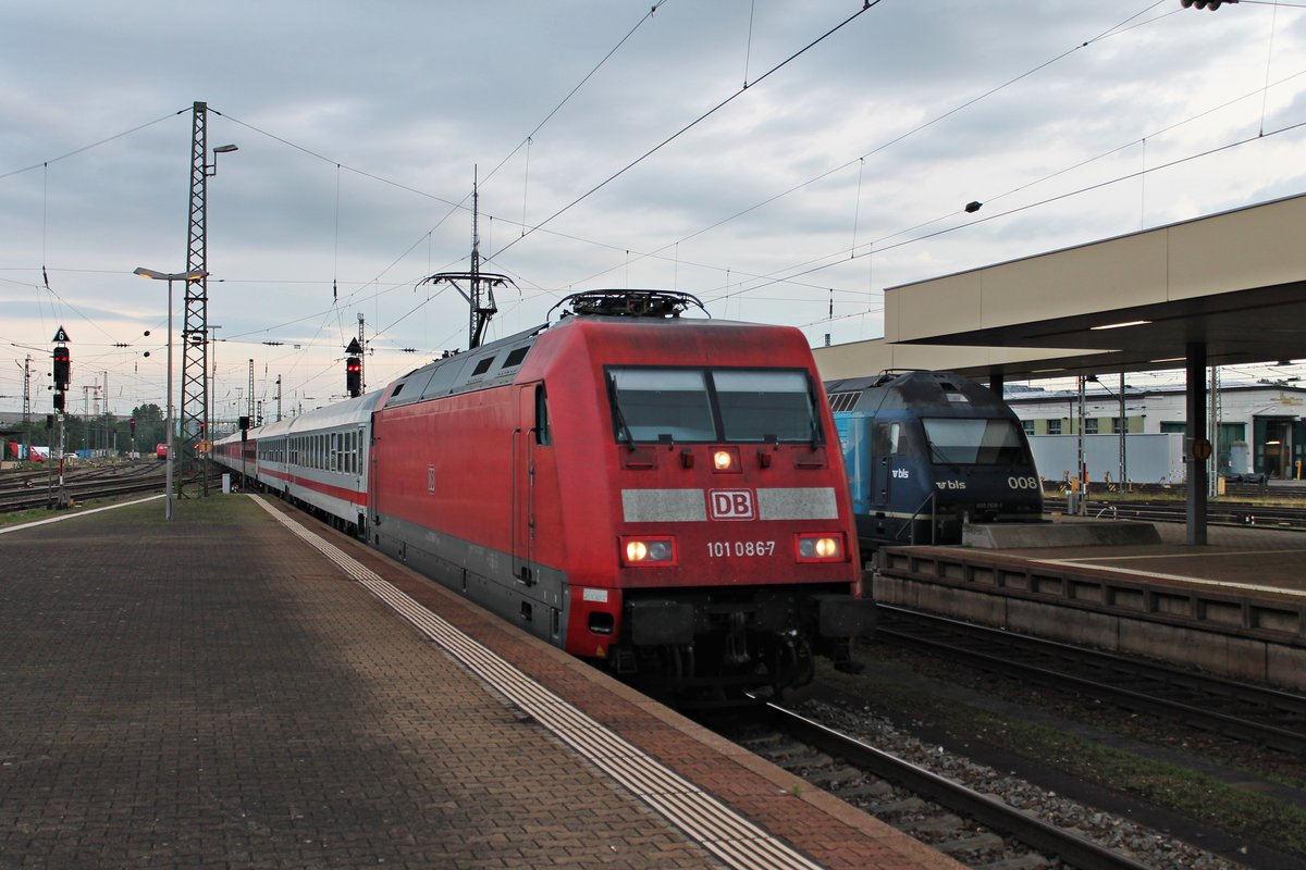 Einfahrt am frühen Morgen des 22.06.2015 von 101 086-7 mit dem IC 61419 (Duisburg Hbf - Basel SBB)/CNL 40419 (Amsterdam Centraal - Zürich HB)/CNL 479 (Hamburg-Altona - Chur HB) in Basel Bad Bf auf Gleis 3.