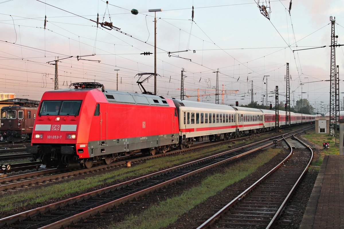Einfahrt am Morgen des 05.08.2015 von 101 053-7 mit dem IC 61419 (Duisburg Hbf - Basel SBB)/CNL 40419 (Amsterdam Centraal - Zürich HB)/CNL 479 (Hamburg-Altona - Zürich HB) in den Badischen Bahnhof von Basel.