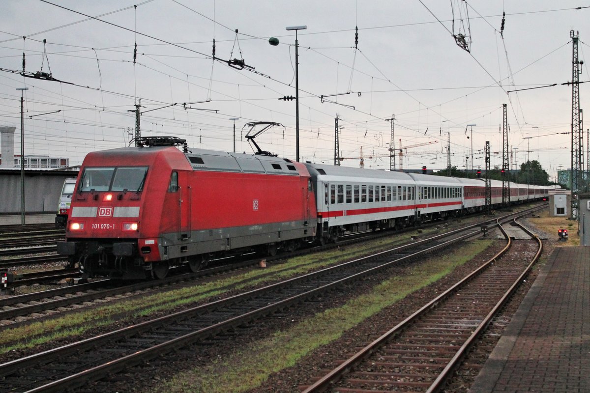 Einfahrt am Morgen des 23.07.2015 von 101 070-1 mit dem IC 61419 (Duisburg Hbf - Basel SBB)/CNL 40419 (Amsterdam Centraal - Zürich HB)/CNL 479 (Hamburg-Altona - Zürich HB) in den Badischen Bahnhof von Basel.