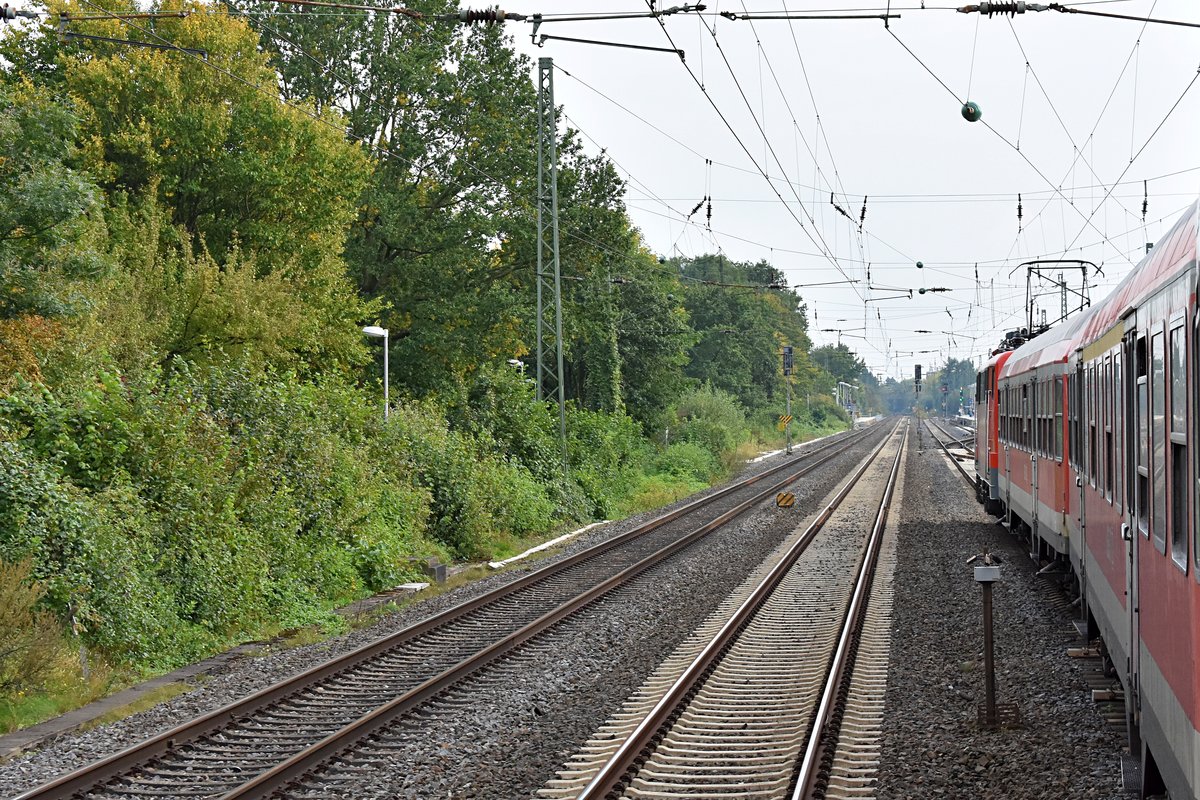 Einfahrt in den Bahnhof Münster-Zentrum Nord am 22.09.2017. Fleißig gezogen wurde die Regionalbahn 65 von 111 037. Ausfahrsignal  P480  (rechts im Hintergrund) zeigt schon  Hp1 , das Zusatzlicht beschränkt auf 80km/h. Auch das Vorsignal darunter zeigt grün als  Vr1 .
