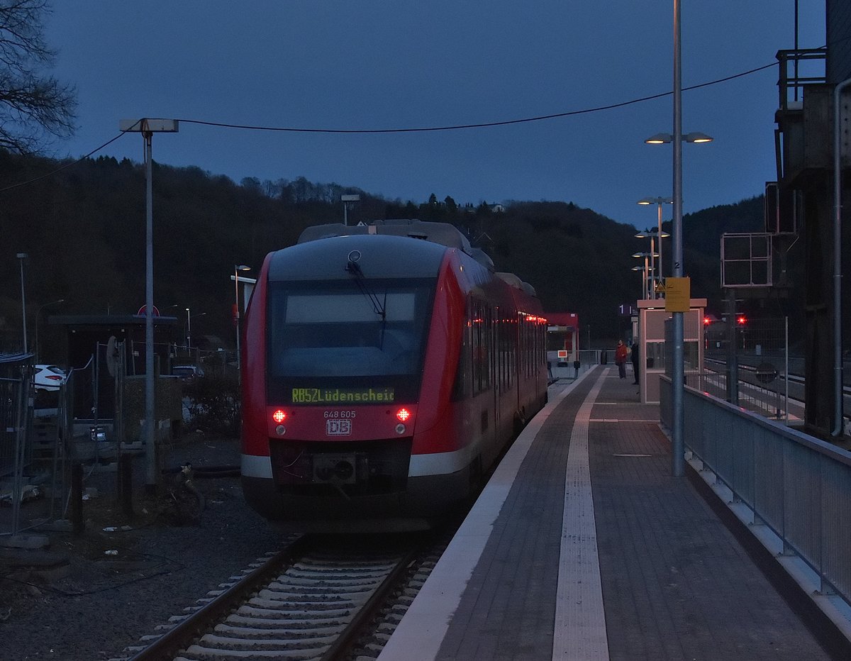 Einfahrt des 648 605 aus Lüdenscheid kommend in Brügge/Westfalen. 11.3.2017