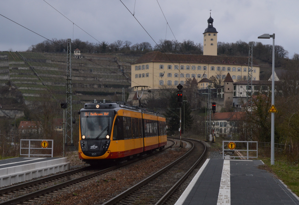 Einfahrt des AVG-Triebwagen 951 in Gundelsheim am Neckar als S41 nach Heilbronn. 4.4.2015