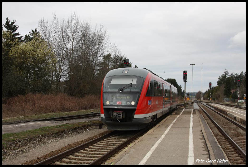 Einfahrt des Desiro DB 642100 aus Bad Wörishofen nach Augsburg in Türkheim am 21.3.2017 um 9.38 Uhr.