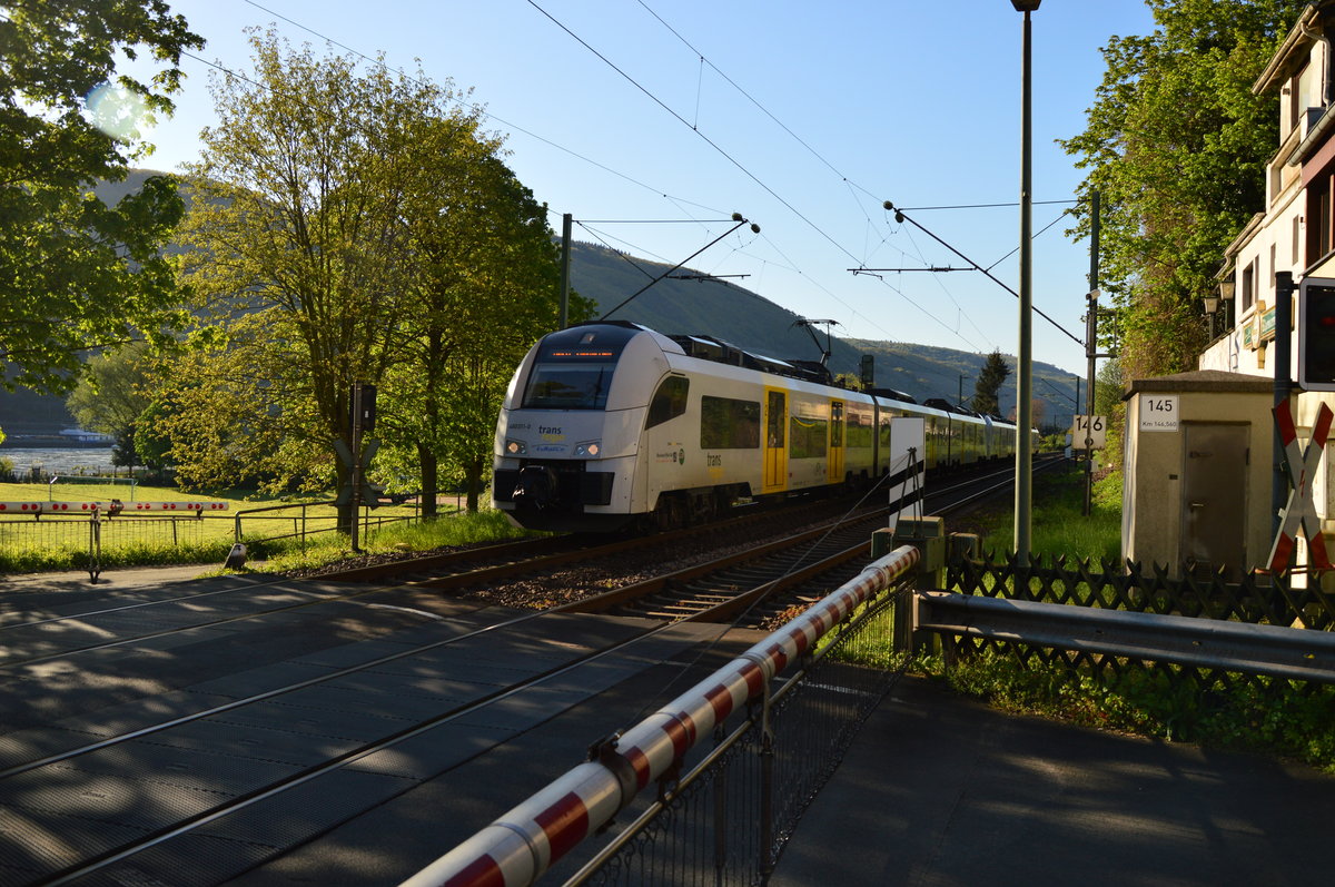 Einfahrt einer Doppeleinheit von MRB Triebwagen 460 011-0 und dem 460 005-2 in den Bahnhof von Trechtingshausen, die Garnitur ist auf dem Weg nach Köln Deutz Messe am Donnerstagmorgen den 5.Mai 2016.