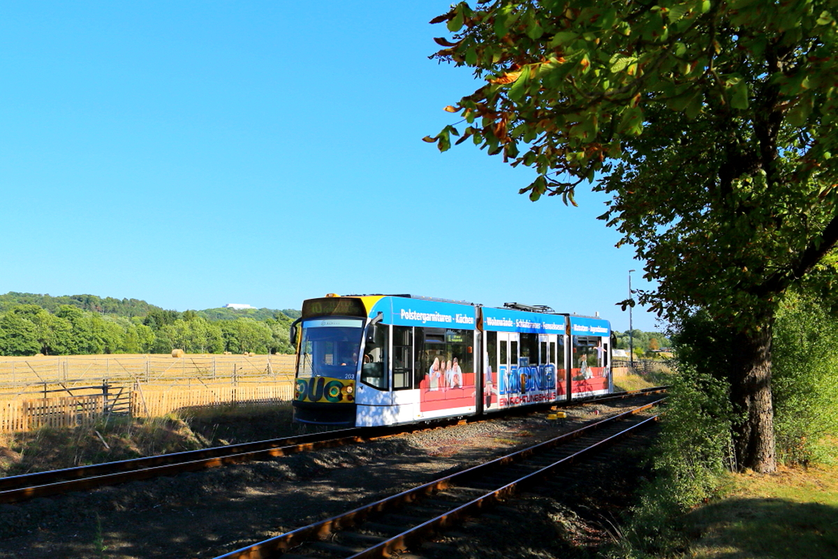 Einfahrt eines Hybrid-Triebzuges der Nordhäuser Straßenbahn am Abend des 07.07.2018 in den Haltepunkt Nordhausen-Krimderode.