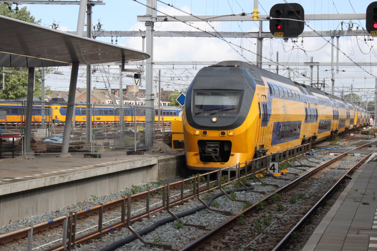 Einfahrt eines NS-Virm aus Richtung Amsterdam am 08.08.2016 in Utrecht Centraal.