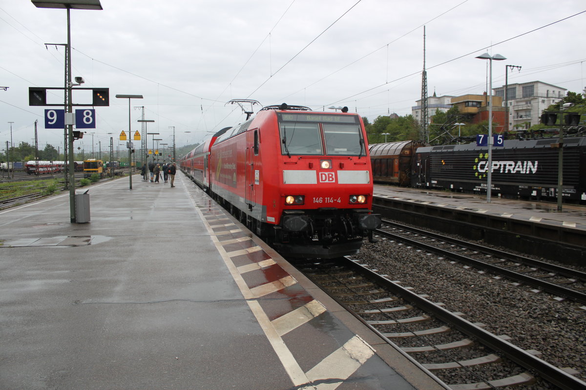 Einfahrt eines RE Offenburg - Basel am 24.08.2015 in Weil am Rhein.