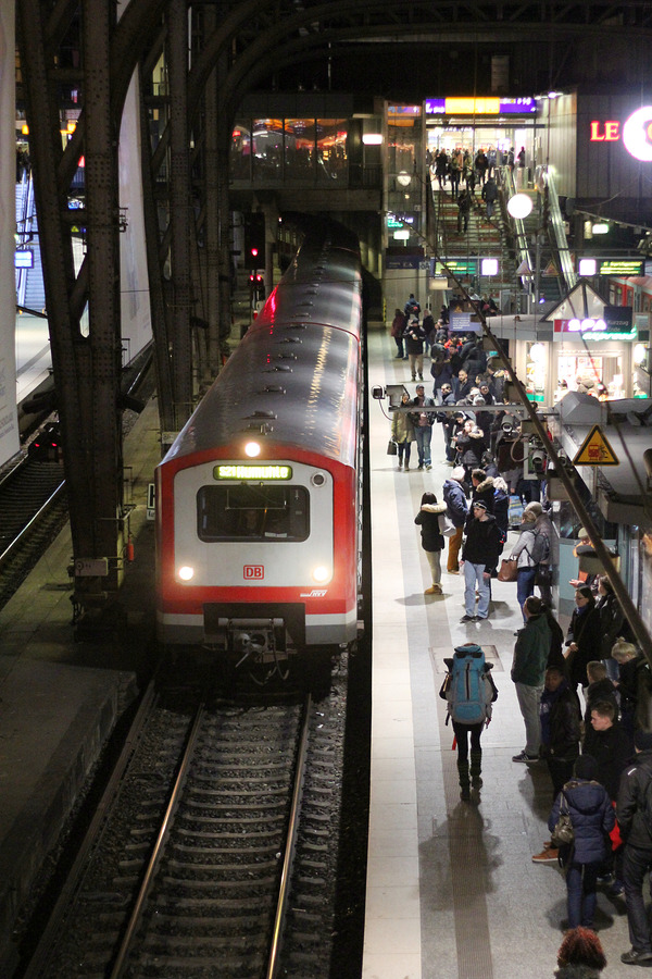 Einfahrt eines Triebzuges der Baureihe 472 der S-Bahn Hamburg im Hamburger Hauptbahnhof.
Die genaue Fahrzeugnummer ist mir leider nicht bekannt.
Aufnahmedatum: 28. Februar 2016.