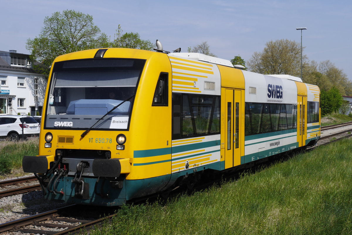 Einfahrt eines Zuges der Kaiserstuhlbahn von Riegel in Breisach: RegioShuttle 650.79 ex ODEG. Aufnahme vom Ende des Inselbahnsteigs in Breisach aus, 11.4.17.