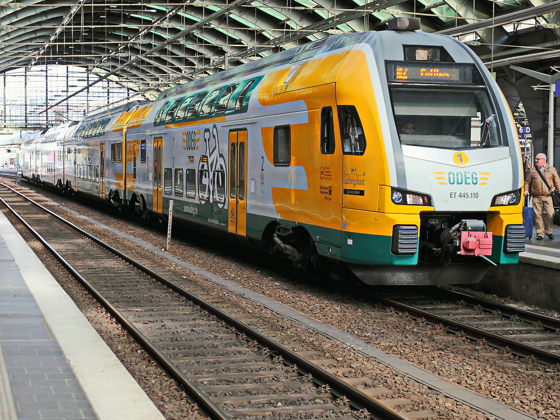 Einfahrt ET 445.110 der ODEG als RE 2 nach Cottbus am 28. April 2017 in den Bahnhof Berlin Ostbahnhof.  NACHGERICHTET