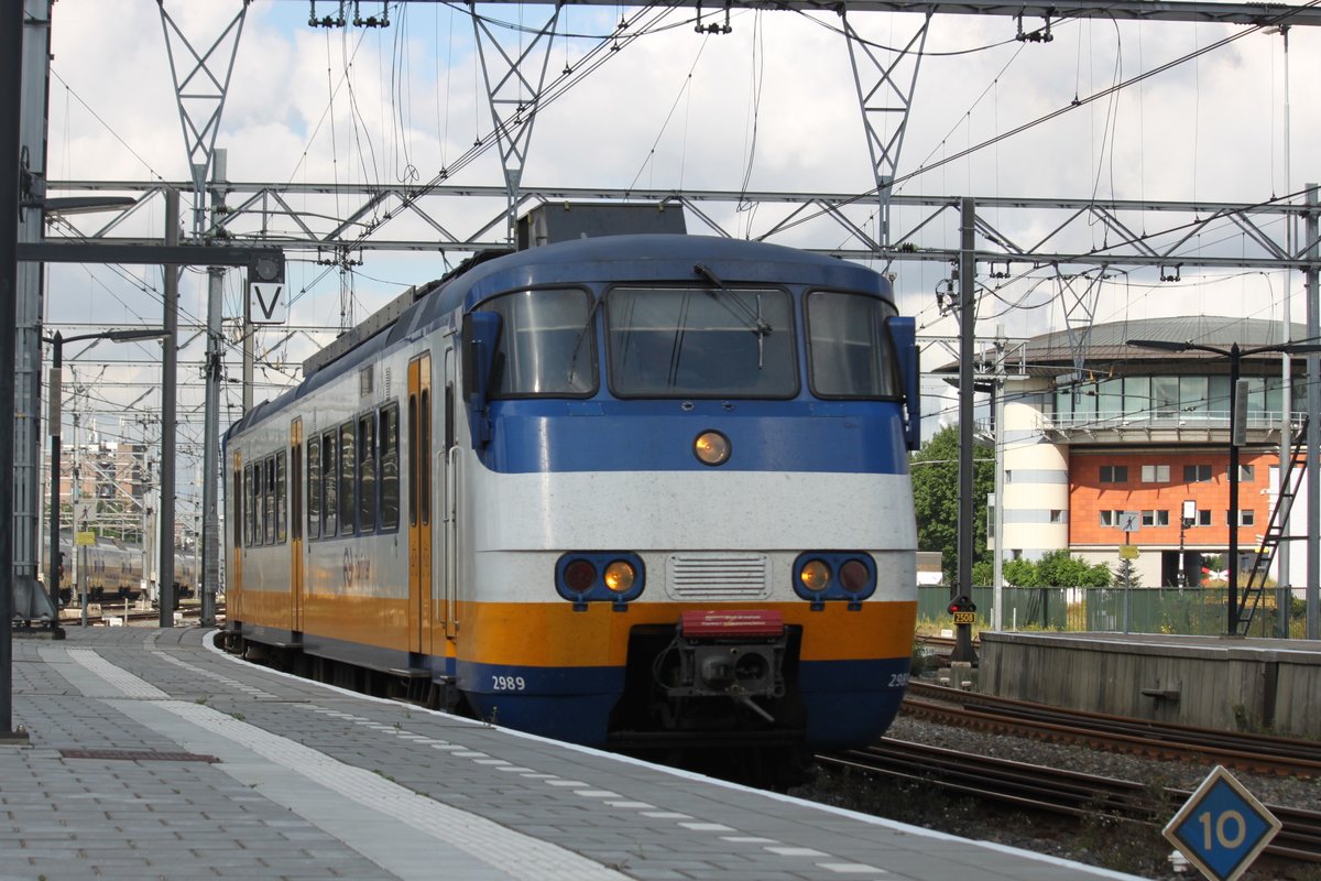 Einfahrt von NS 2989 als RE 4043 nach Rotterdam am 05.09.2016 in Amsterdam Centraal aus Richtung Wetsen.