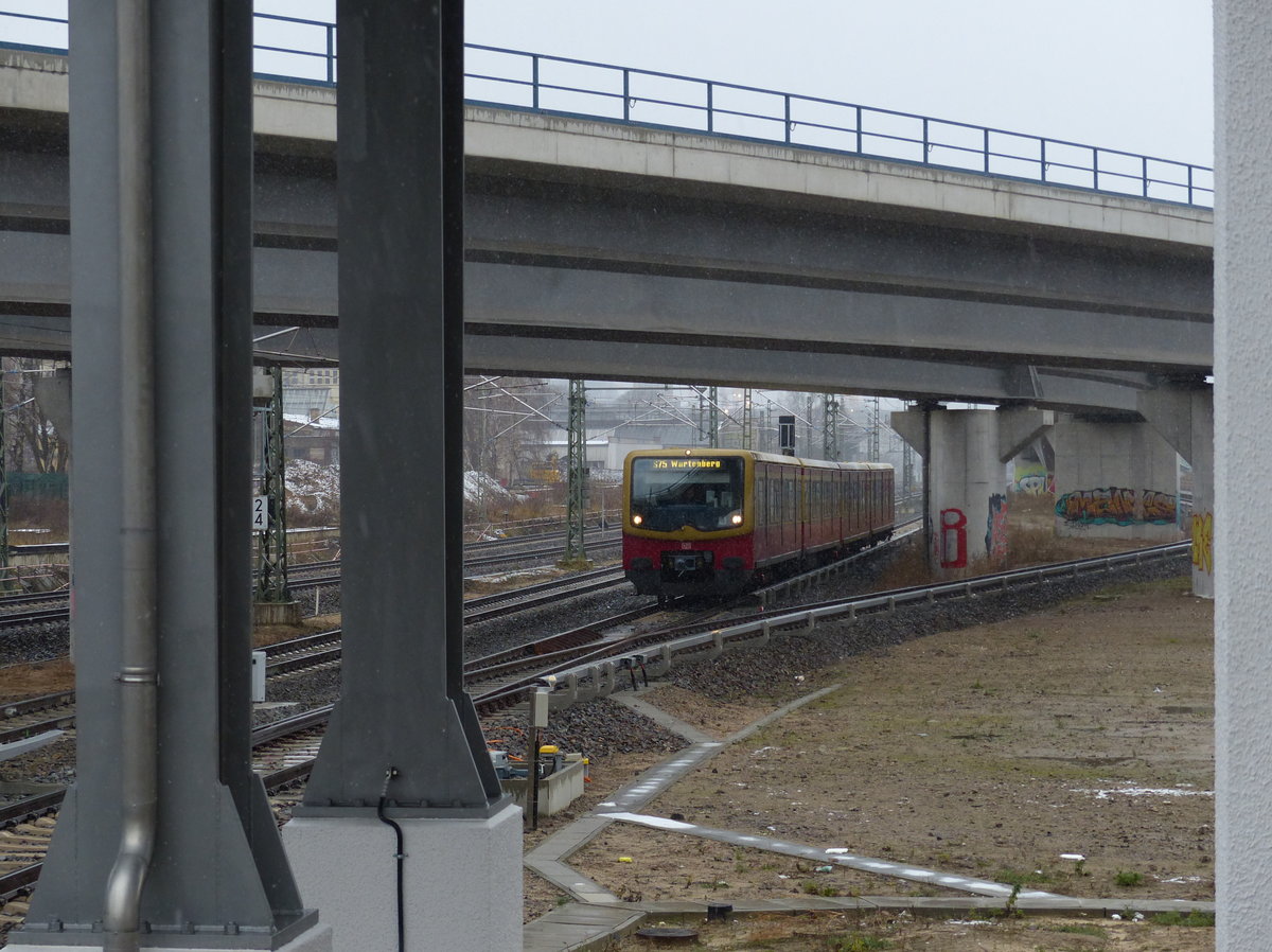 Einfahrt einer S-Bahn der Linie S75 nach Wartenberg im Bahnhof Ostkreuz. Die zu sehende Südkurve wurde am nächsten Tag wieder in Betrieb genommen. 9.12.2017