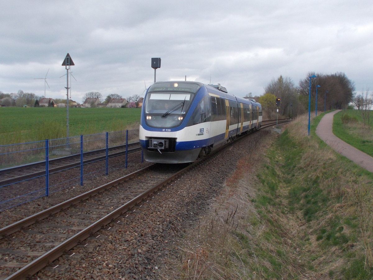 Einfahrt in die Station Schönerlinde für den NEB VT 729 am 08.April 2017.
