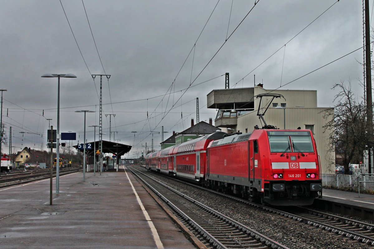Einfahrt von der Stuttgarter 146 201 am 17.01.2015 mit einem RE (Basel Bad Bf - Offenburg) in Müllheim (Baden). Die Lok ist seit dem Sommer 2014 bis heute ans BW Freiburg ausgeliehen und wird im Freiburger 146er Umlaufplan eingesetzt.
