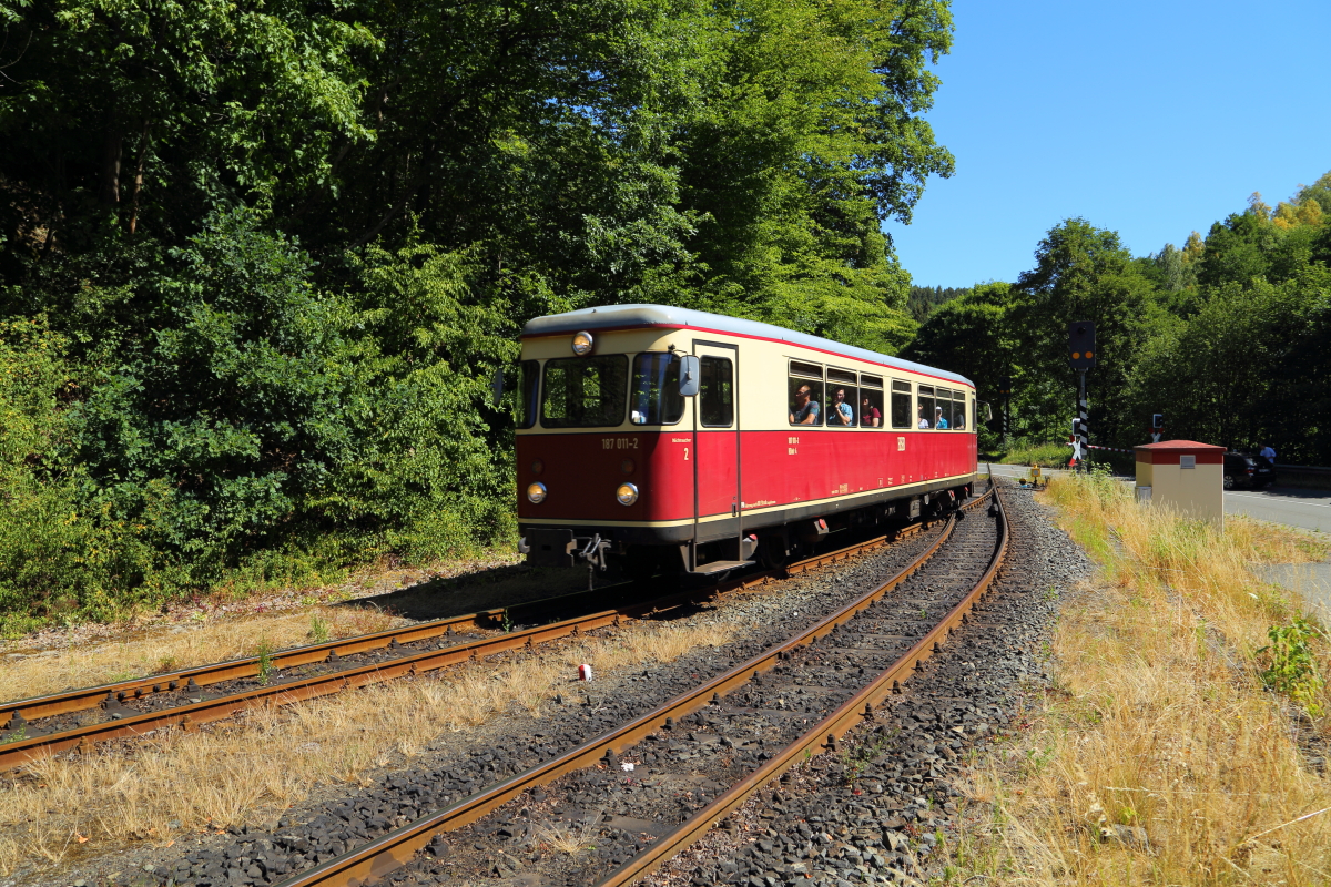 Einfahrt von Triebwagen 187 011 als Sonderfahrt  Schlemmerexpreß  am 07.07.2018 in den Bahnhof Mägdesprung.