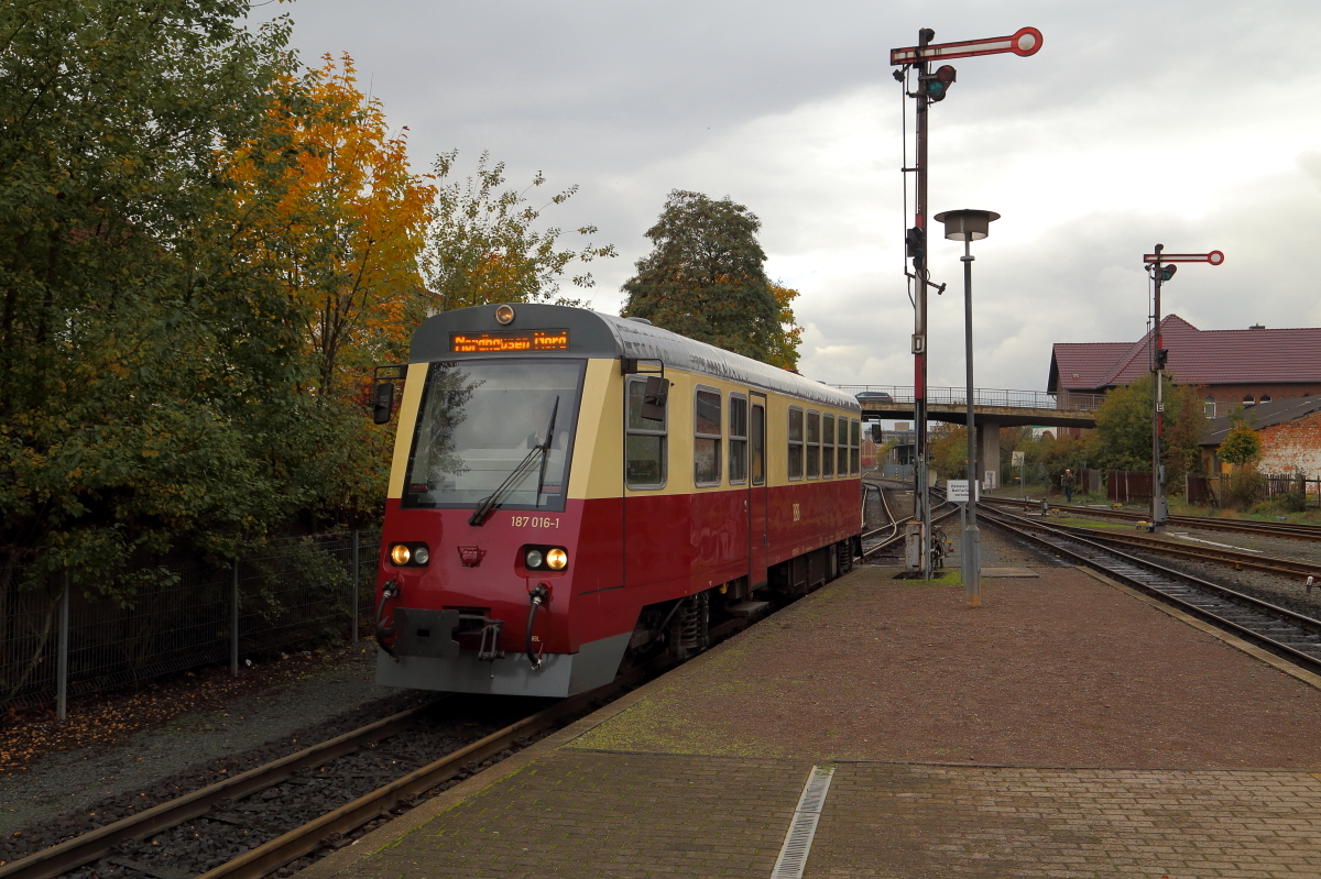 Einfahrt von Triebwagen 187 016 als P 8981 aus Harzgerode am 17 10.2015 in den Bahnhof Nordhausen Nord. (Bild 1)
