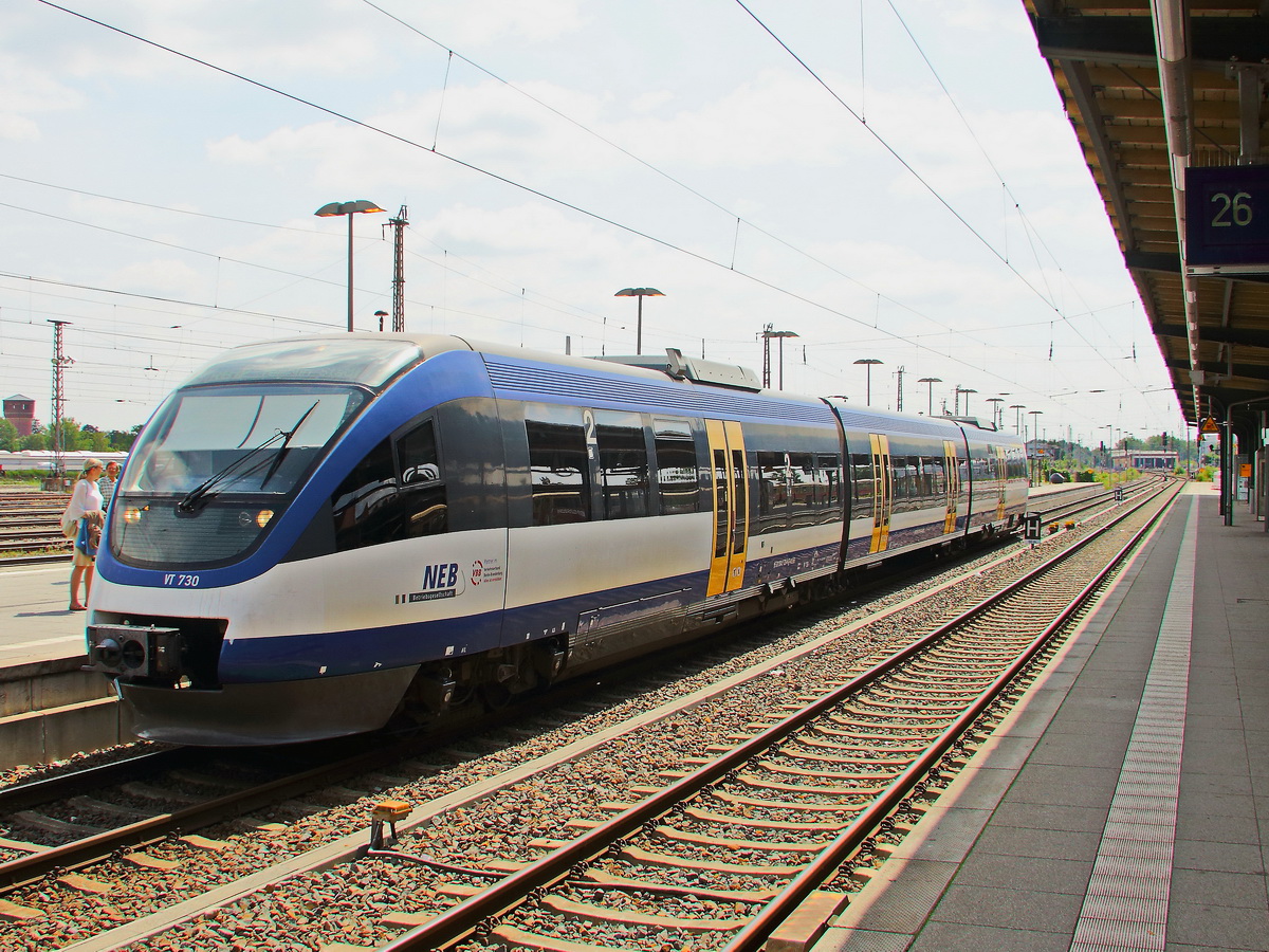 Einfahrt VT 730 (95 80 0643 120-8.D-NEBB) der Niederbarnimer Eisenbahn als RB 12 nach Templin am 20. Juli 2017 in Oranienburg.