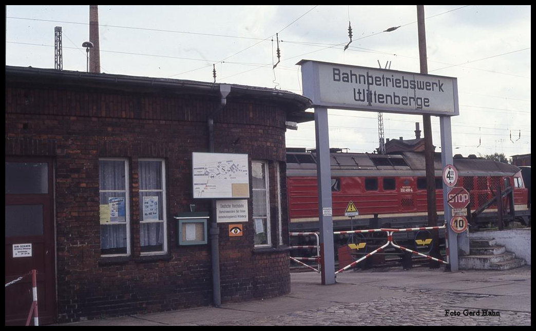 Eingang zum BW Wittenberge am 29.8.1993. Im Hintergrund ist 232299 zu sehen.