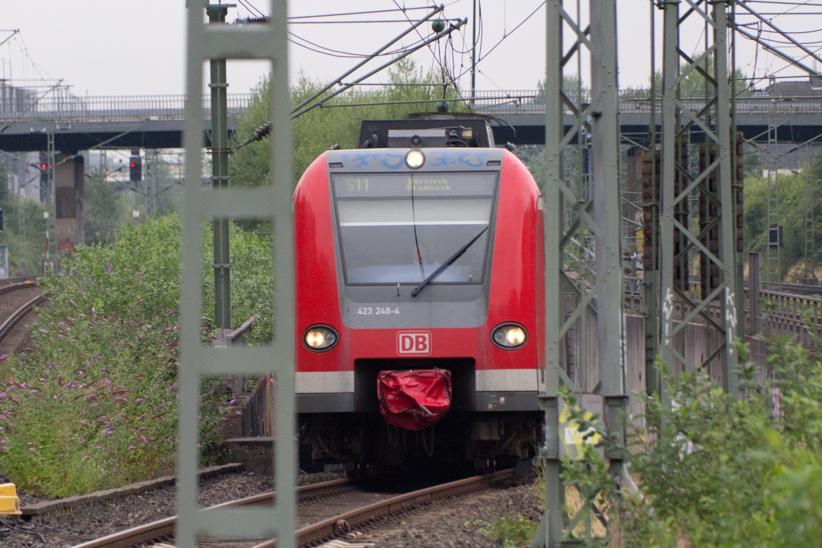 Eingeklemmt? 423 248 verlsst als S11 den Tunnel am Kieshecker Weg (Sdportal) und fhrt auf dem Weg nach Bergisch-Gladbach in den Bahnhof Dsseldorf-Unterrath ein. (08.08.2013)