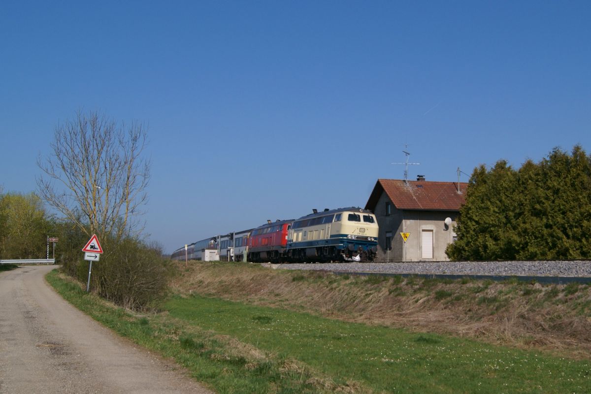 Einige Eurocity-Züge zwischen München und Zürich wurden zwischen dem 07.04.2017 und dem 10.04.2017 im Abschnitt Lindau - München mit der ozeanblau-beigen 218 460 bespannt. Hier ist EC 190 bei Rammingen unterwegs. Zweite Zuglok ist 218 421.