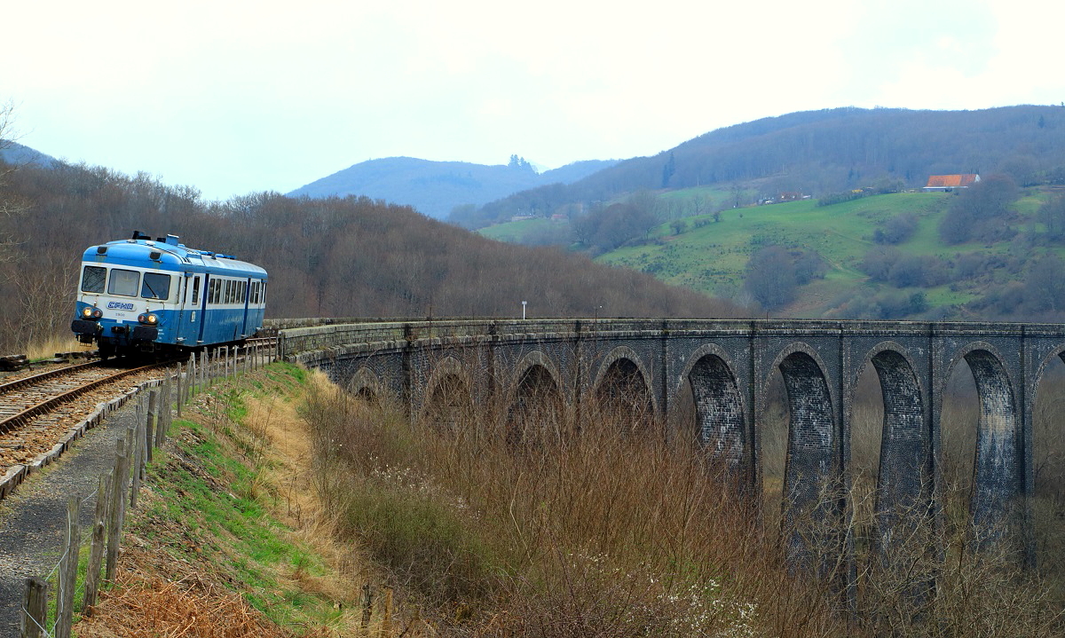 Einige Kilometer hinter Riom-es-Montagnes überquert X 2908 des Train touristique de la Haute Auvergne am 05.04.2017 den Kurvenviadukt von Barajol, der mit einer Länge von 317 m und einer Höhe von 57 m das Tal der Rhue überquert