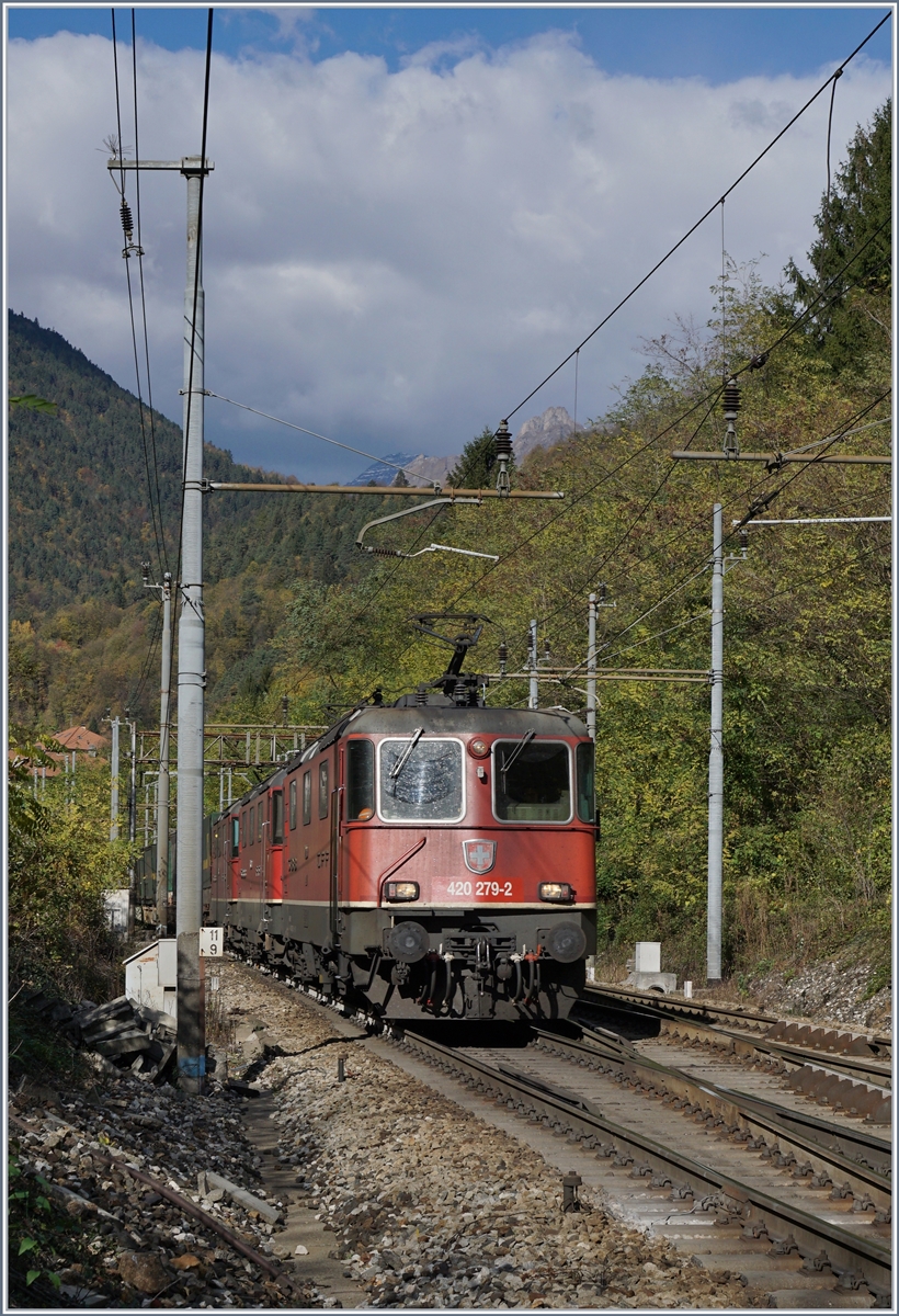 Einige SBB Re 4/4 II, geführt von Re 420 279-2, ziehen bei Varzo einen Güterzug Richtung Domodossoala.
27. Okt. 2017 